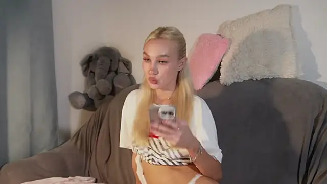 cuteleraay online show from July 31, 2026, 8:17 pm