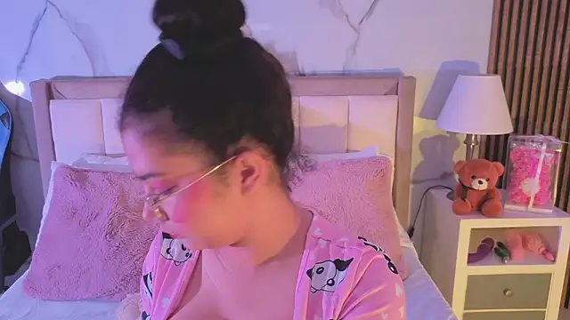 Snapshot of LunaRosse_ chatting on October 6, 2025, 12:06 pm LunaRosse online show from October 6, 2025, 12:06 pm