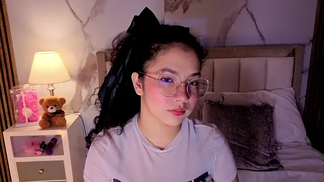 Snapshot of LunaRosse_ chatting on November 23, 2025, 11:42 am LunaRosse online show from November 23, 2025, 11:42 am