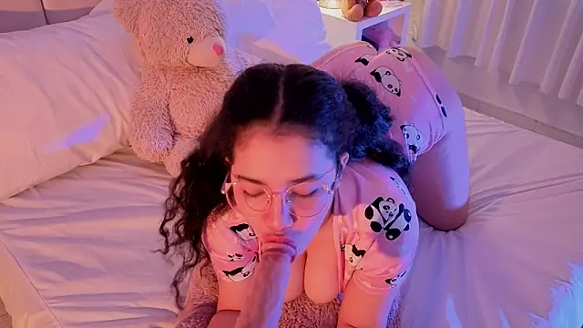 Snapshot of LunaRosse_ chatting on October 16, 2025, 12:02 pm LunaRosse online show from October 16, 2025, 12:02 pm