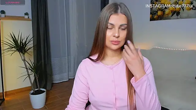 Cutie Lui online show from October 12, 2025, 1:56 pm