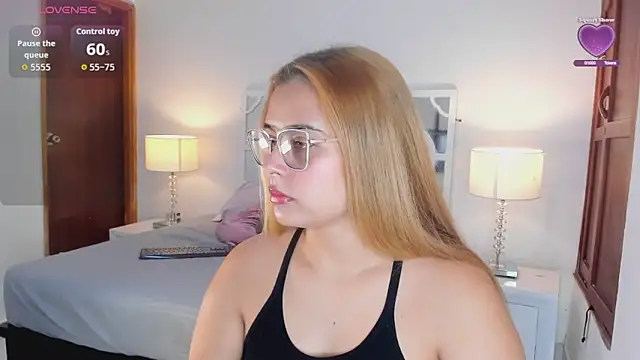 Snapshot of MikaelaStone chatting on November 19, 2025, 11:43 am MikaelaStone online show from November 19, 2025, 11:43 am