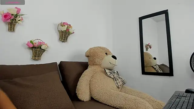 Dina haddad online show from September 24, 2025, 3:02 am