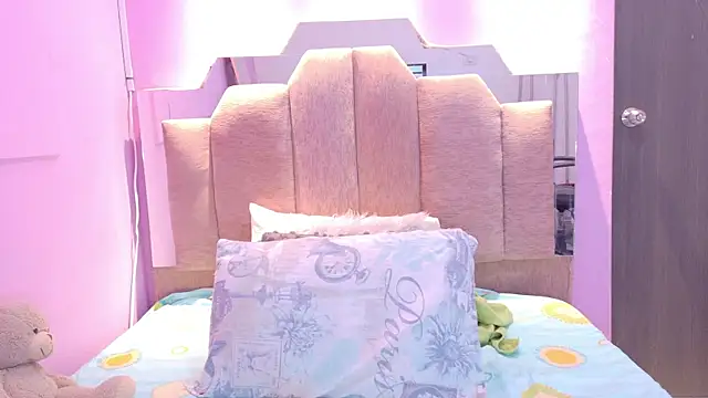 Snapshot of AndreaSweet2 chatting on April 27, 2026, 8:29 pm AndreaSweet2 online show from April 27, 2026, 8:29 pm