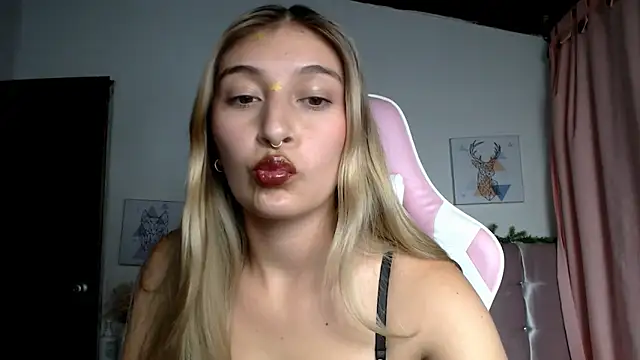 SophiaaLee online show from April 24, 2026, 12:12 am