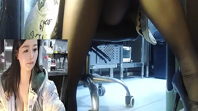 Eileen-L online show from November 26, 2025, 3:12 pm