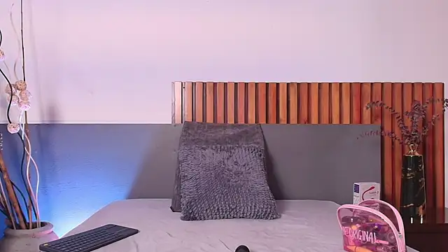 Snapshot of DaphneBeaumont chatting on November 24, 2025, 12:27 pm DaphneBeaumont online show from November 24, 2025, 12:27 pm