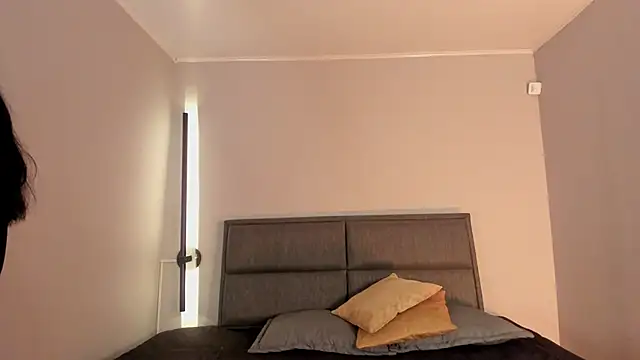 Emma  clark  online show from May 28, 2026, 7:42 pm