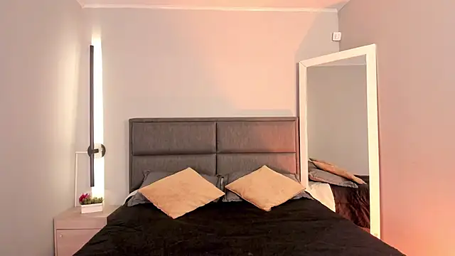 Emma  clark  online show from February 26, 2026, 1:11 pm