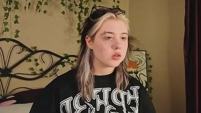 Snapshot of IrisSoCute chatting on October 29, 2025, 7:51 am IrisSoCute online show from October 29, 2025, 7:51 am