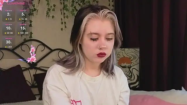 Snapshot of IrisSoCute chatting on October 24, 2025, 8:24 am IrisSoCute online show from October 24, 2025, 8:24 am