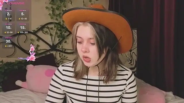 Snapshot of IrisSoCute chatting on November 21, 2025, 8:35 am IrisSoCute online show from November 21, 2025, 8:35 am