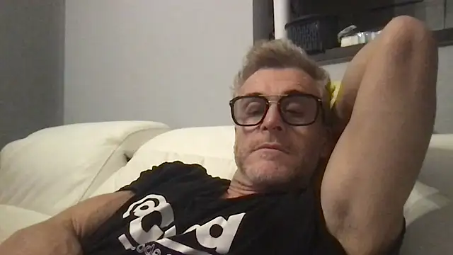 Axl hot online show from February 9, 2026, 9:46 pm