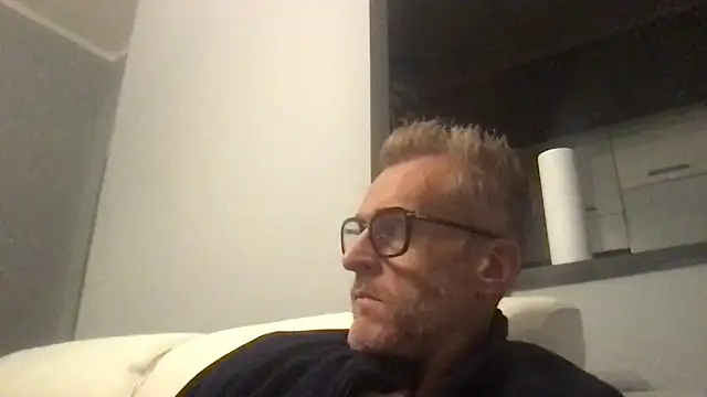 Axl hot online show from November 22, 2025, 7:57 pm