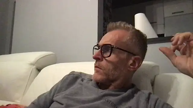 Axl hot online show from November 8, 2025, 8:34 pm