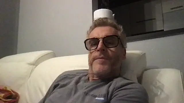 Axl hot online show from February 12, 2026, 9:36 pm