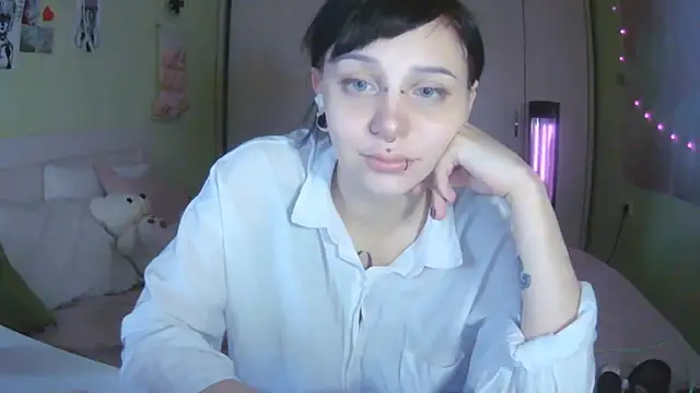 SineKiraReal online show from October 21, 2025, 10:58 am