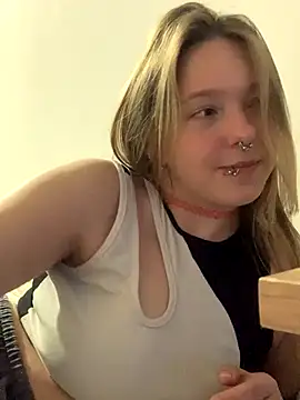 Snapshot of VesnaCrystal chatting on October 1, 2025, 8:41 am VesnaCrystal online show from October 1, 2025, 8:41 am