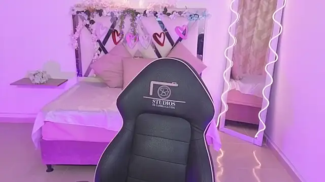 ZURY TAY online show from September 23, 2025, 11:50 am