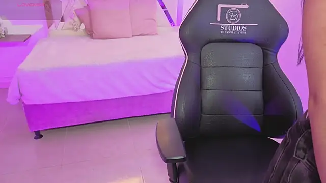 ZURY TAY online show from October 25, 2025, 11:42 am