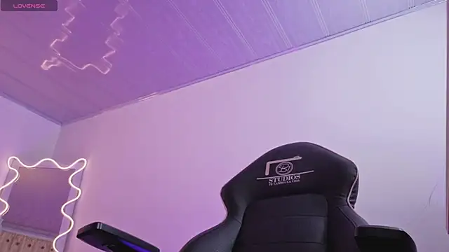 ZURY TAY online show from November 13, 2025, 11:58 am