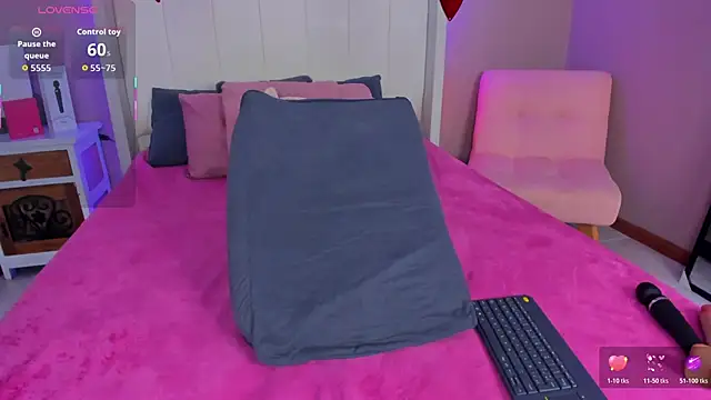 sarahyessica online show from April 16, 2026, 9:39 pm