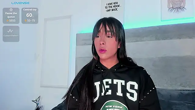 Snapshot of Aleja_ruizz chatting on October 17, 2025, 10:11 pm Aleja ruizz online show from October 17, 2025, 10:11 pm