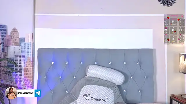 VelvetFox  online show from November 25, 2025, 9:15 pm