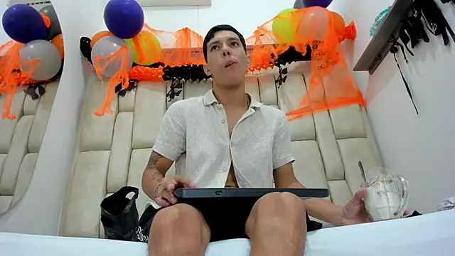 Snapshot of ZafiroAndFlynn chatting on October 25, 2025, 7:36 pm ZafiroAndFlynn online show from October 25, 2025, 7:36 pm