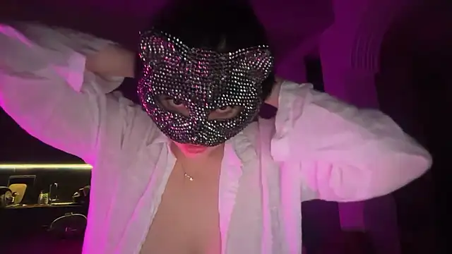 Lunahadidd online show from April 2, 2026, 9:43 pm