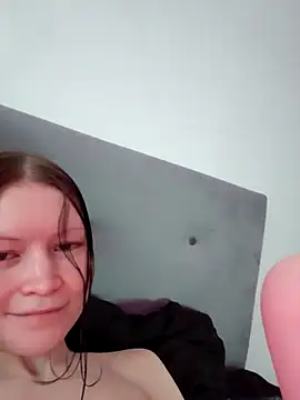 DragonFoxie online show from November 30, 2025, 8:26 am