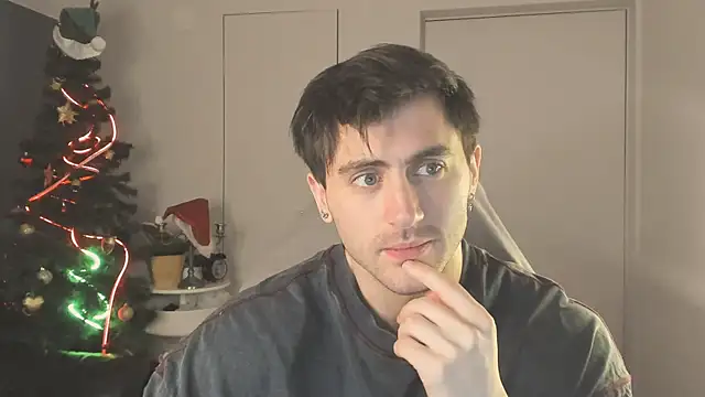 Snapshot of Oscar_Miller_ chatting on December 19, 2025, 9:28 pm Oscar Miller online show from December 19, 2025, 9:28 pm