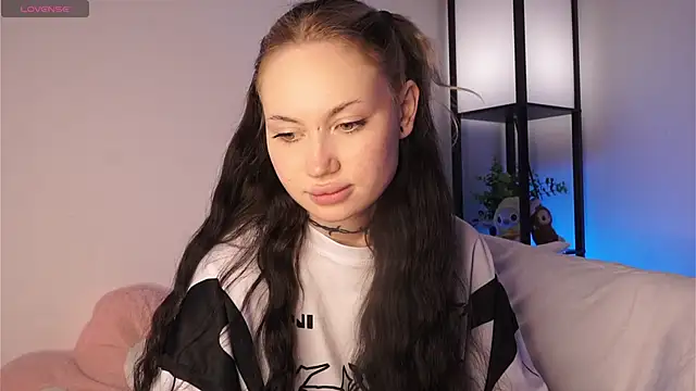 Snapshot of Alice_1n_Wonderland_ chatting on September 19, 2025, 2:43 pm Alice 1n Wonderland online show from September 19, 2025, 2:43 pm