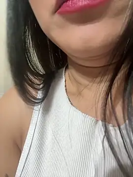 ReinaChloe online show from May 27, 2026, 4:09 am