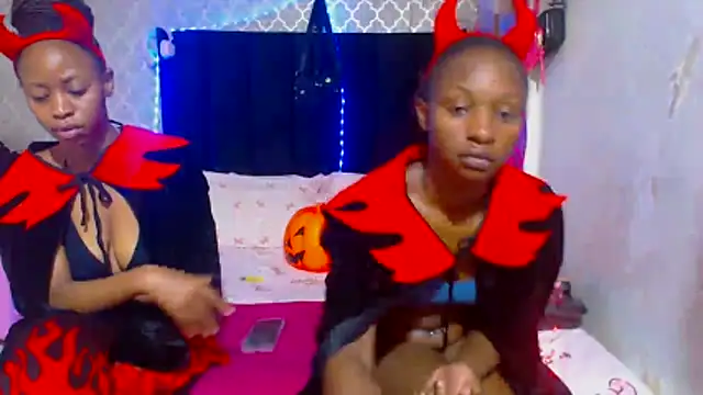 Snapshot of LonelyQueenxx25 chatting on October 31, 2025, 7:32 pm LonelyQueenxx25 online show from October 31, 2025, 7:32 pm