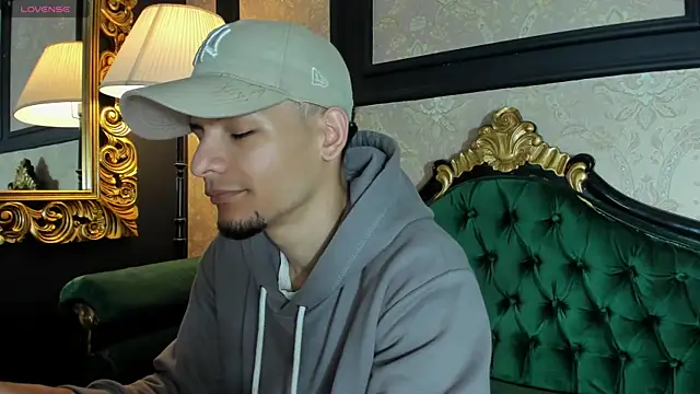 Snapshot of AlessandroKiing chatting on April 29, 2026, 12:48 am AlessandroKiing online show from April 29, 2026, 12:48 am