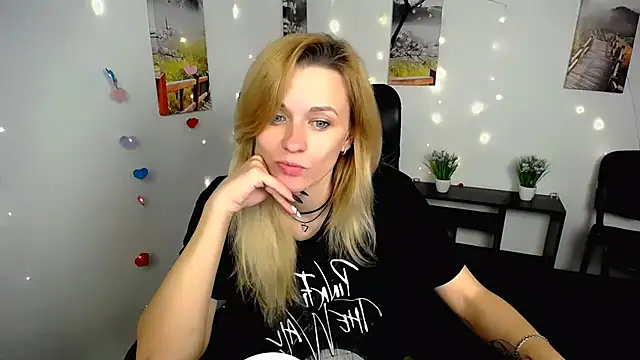 Snapshot of PeppyMia chatting on November 5, 2025, 7:00 am PeppyMia online show from November 5, 2025, 7:00 am