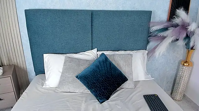 Laura Ivy online show from November 27, 2025, 1:00 pm