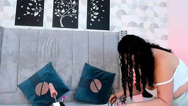 cristhi esterling online show from November 5, 2025, 12:19 pm