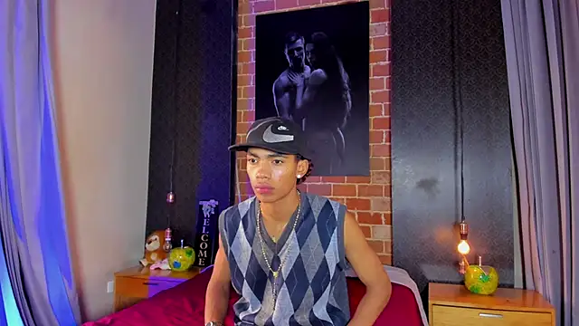 AlanCutee online show from April 19, 2026, 1:34 pm