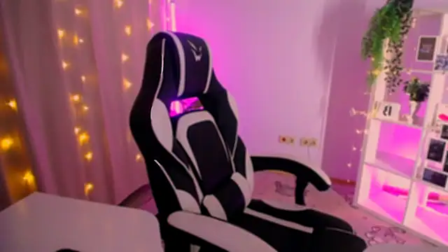 Snapshot of BagiraBella chatting on November 3, 2025, 1:11 am BagiraBella online show from November 3, 2025, 1:11 am