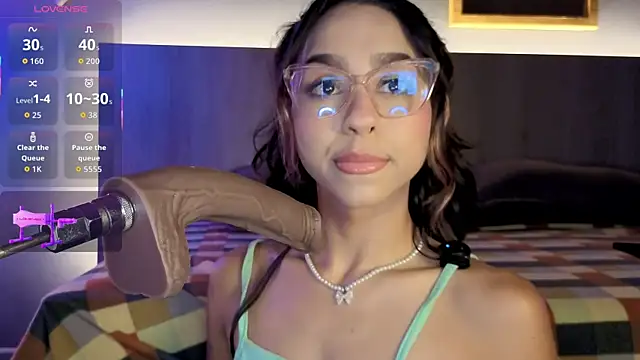 RACHELRUIZ online show from April 8, 2026, 10:44 pm