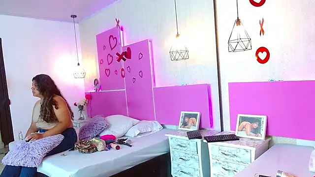 Snapshot of CloeStron chatting on September 19, 2025, 11:58 am CloeStron online show from September 19, 2025, 11:58 am