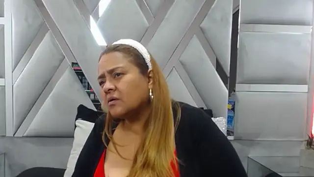 MonzerratBoyer online show from November 29, 2025, 7:58 pm