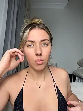 Snapshot of louiseberkeley chatting on May 23, 2026, 9:52 am louiseberkeley online show from May 23, 2026, 9:52 am