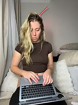 Snapshot of louiseberkeley chatting on June 1, 2026, 9:31 am louiseberkeley online show from June 1, 2026, 9:31 am