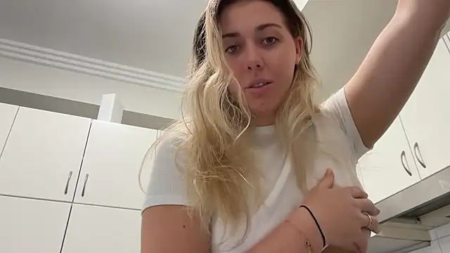 Snapshot of louiseberkeley chatting on February 25, 2026, 10:42 pm louiseberkeley online show from February 25, 2026, 10:42 pm