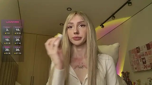 Lunainnk online show from February 15, 2026, 10:30 pm