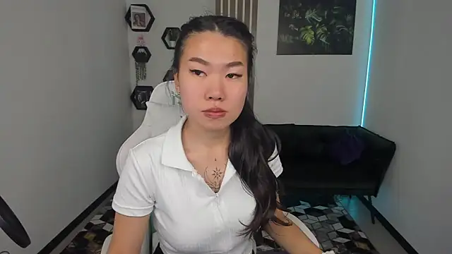 Snapshot of LunaPurrr chatting on October 18, 2025, 2:35 am LunaPurrr online show from October 18, 2025, 2:35 am