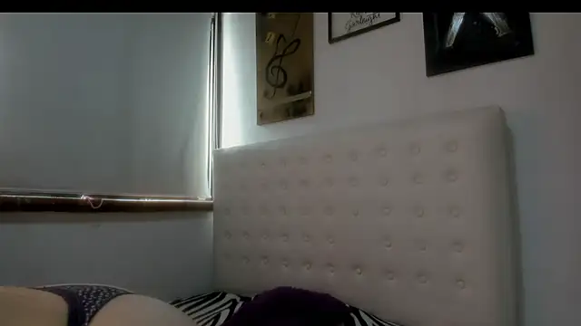 Snapshot of Roxannelorence_ chatting on October 20, 2025, 4:40 pm Roxannelorence  online show from October 20, 2025, 4:40 pm